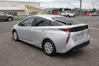 2017 Toyota PRIUS - Thumbnail