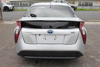 2017 Toyota PRIUS - Thumbnail