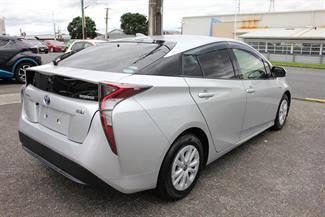 2017 Toyota PRIUS - Thumbnail