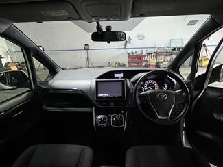 2015 Toyota Esquire Hybrid - Thumbnail